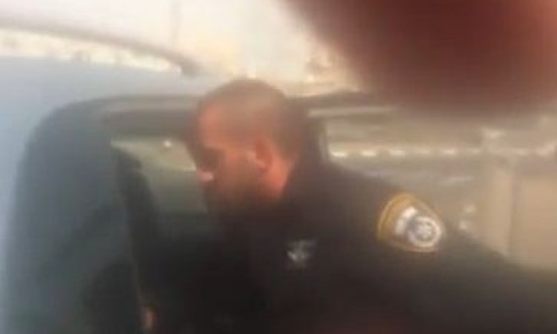 שוטר חיפש במכנסי אזרחים; התיק נגדו נסגר. צפו בתיעוד