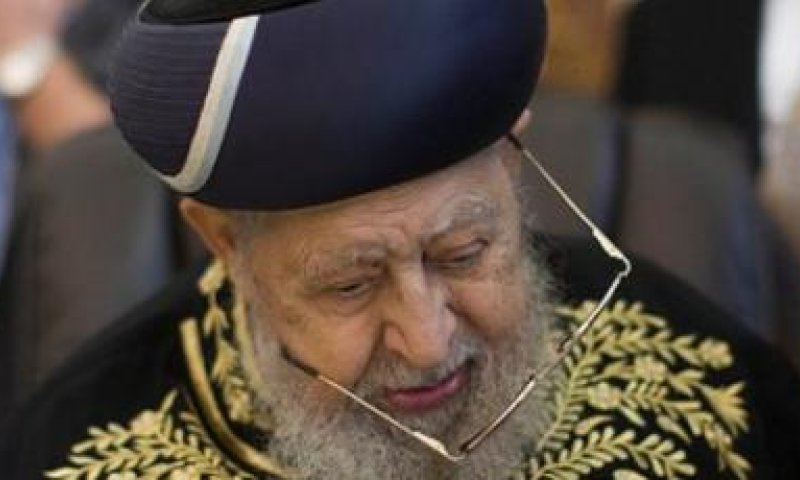 הרב עובדיה יוסף חובר למכונת הנשמה