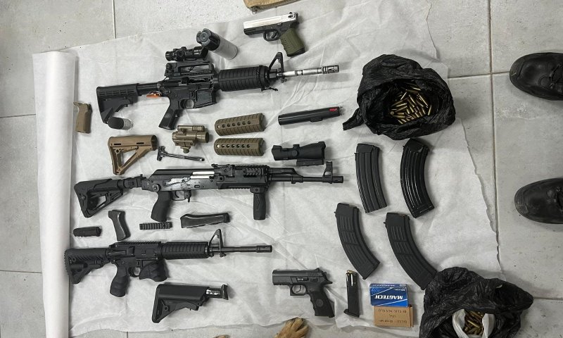 פשיטה בחברון: הכלב המשטרתי תפס כלי נשק ותחמושת