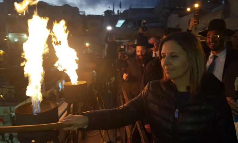 התמונה מוכיחה: השרה גמליאל הדליקה את השמש