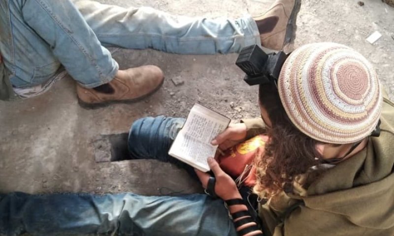 צפו: שוטר מכה מתנחל בפינוי אלים ביצהר