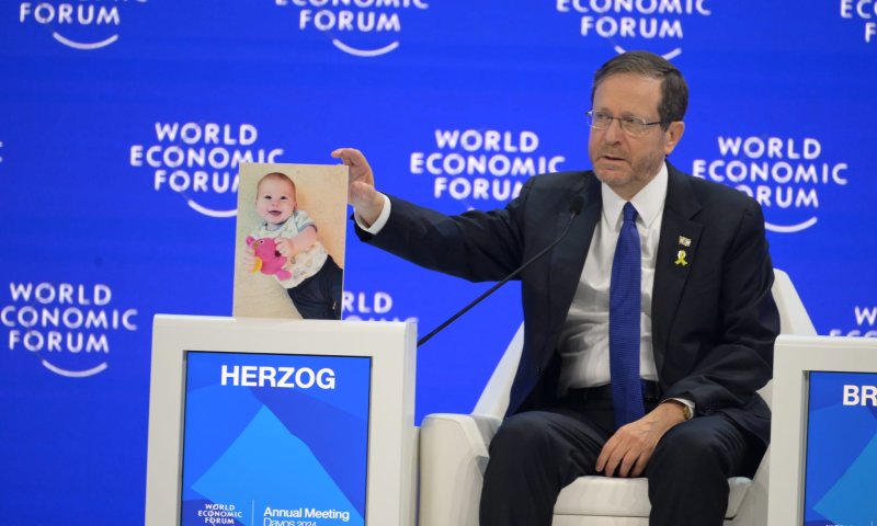 מול מנהיגי העולם: הרצוג הציג תמונה של כפיר ביבס