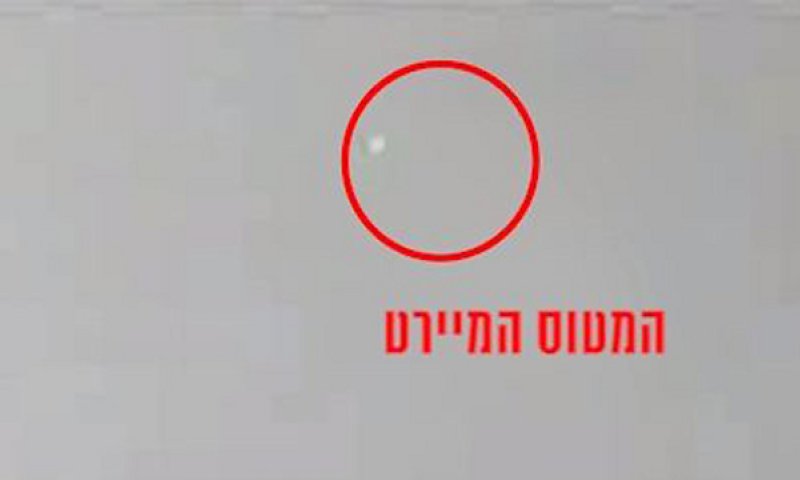 תיעוד נדיר: מטוס קרב מיירט את המל"ט של חמאס; צפו