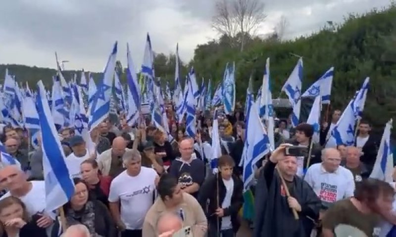 "שפן!": כך נראו ההפגנות בשבת מול הבית של גלנט