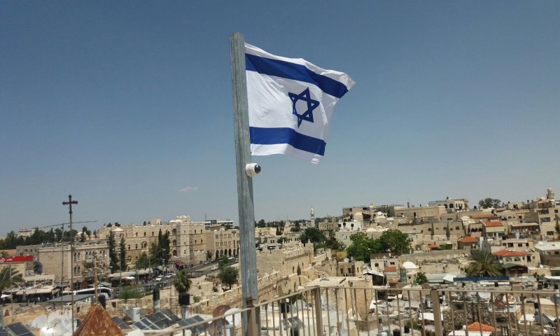 לרגל יום העצמאות: דגלי ישראל הונפו במזרח ירושלים