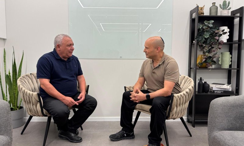 לקראת איחוד? בנט ואיזנקוט נפגשו