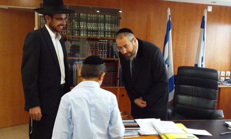 ישן ברכב כדי לראות את הרב הראשי