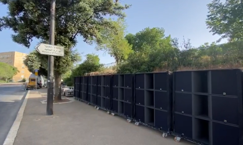 צפו: האמנים הזועמים משמיעים לשרים שירי דיכאון