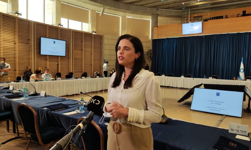 שקד: "נאשר תקציב למנייני חצרות בימים הנוראים"