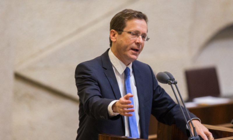 הרצוג: 'אני לא פראייר, מי שעשה את זה יקבל בעיטה'