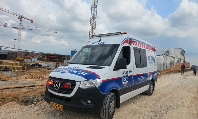 טרגדיה בלוד: פועל נהרג לאחר שנפל מגובה באתר בנייה