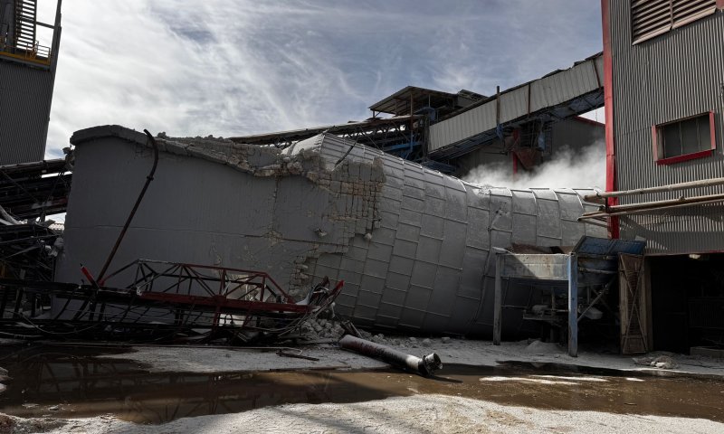 דרמה בנגב: מבנה קרס במפעל, עננה לבנה כיסתה אותו