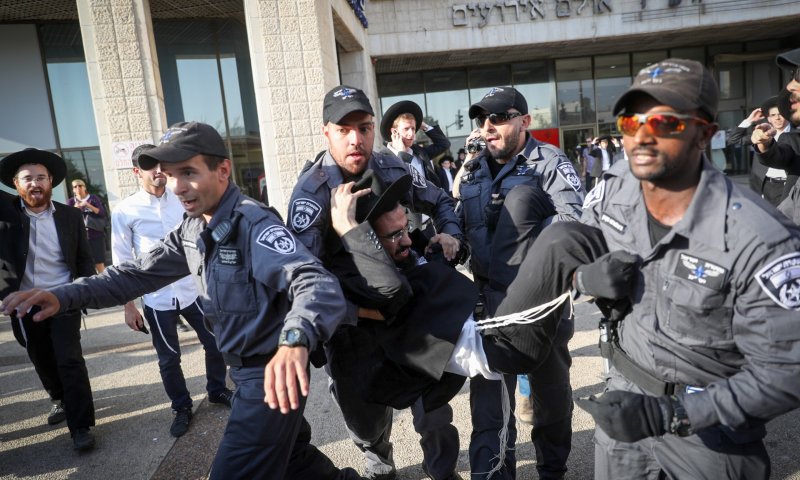 הפגנות החרדים: חסימות כבישים והיאבקות בשוטרים