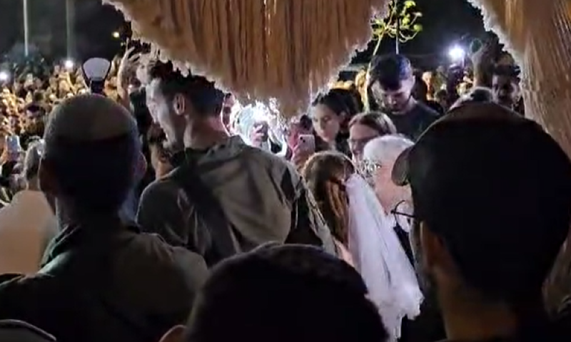 הכלה הגיעה לבסיס כדי להתחתן. צפו