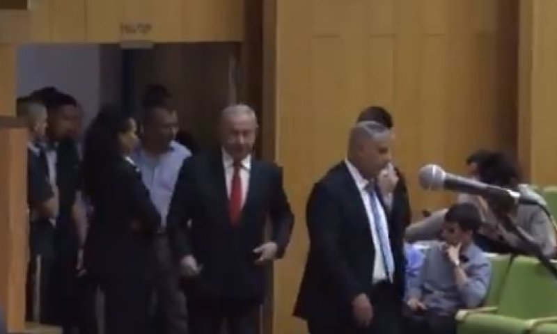 צפו: נתניהו נכנס באמצע הטקס; איך הקהל הגיב?