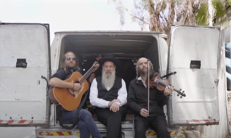 "אחים אחים": שולי רנד בשיר מחאה למען האמנים