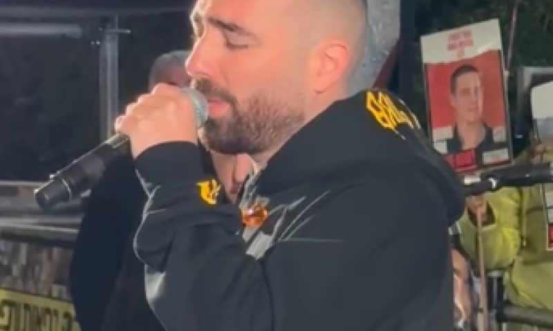 צפו: עומר אדם במחווה לחברו עידן עמדי בעצרת החטופים