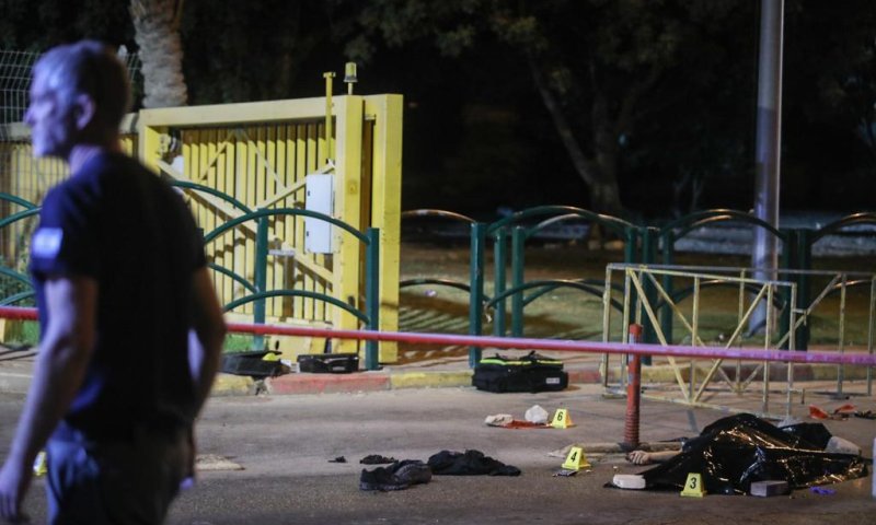 יורה, נופל וממשיך לירות: תיעוד הפיגוע במעלה אדומים