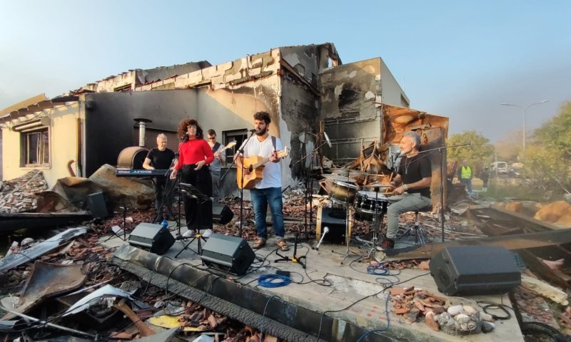 "מוכרחים לנגן": דניאל וייס שר ליד בית הוריו שנרצחו
