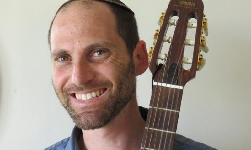 "גלים של קצף": צבי גילה בסינגל חדש. צפו