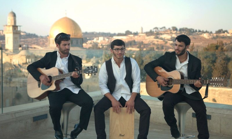 צפו: האחים החרדים ששרים על מאיר בנאי ז"ל