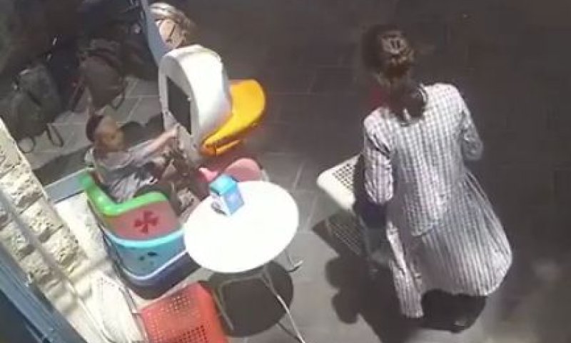 יואו: רגע אחרי שקמה- אבן נחתה על המקום בו ישבה. צפו