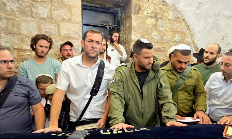 גיא הוכמן התפלל עם אלפים בקבר יוסף שבשכם | צפו