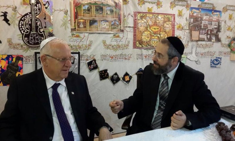 שמחת בית השואבה בסוכתו של הרב הראשי