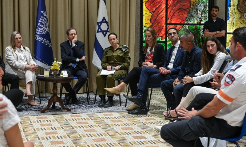 הרצוג למשפחות השכולות: "נותנים לכם חיזוק וחיבוק"