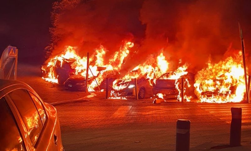 6 כלי רכב הוצתו בסילוואן; חשוד נעצר | תיעוד