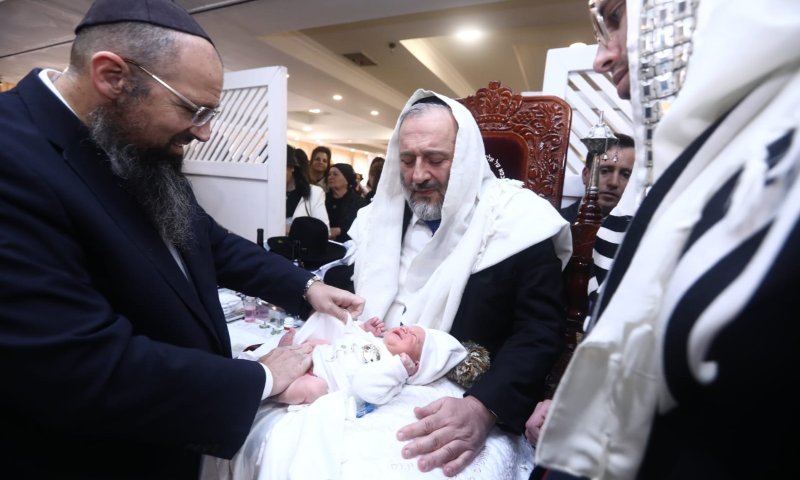 דרעי בברית לנכדו: "אנשים יפחדו ללכת עם כיפה ברחוב"