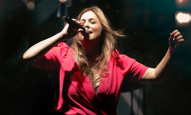 קרן פלס: "אני רוצה לשיר בטקס האלטרנטיבי, עם מי מדברים?"