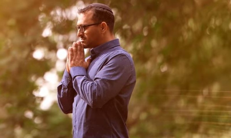 צפו: המוזיקאי הסרוג חוזר לתקופת הצבא