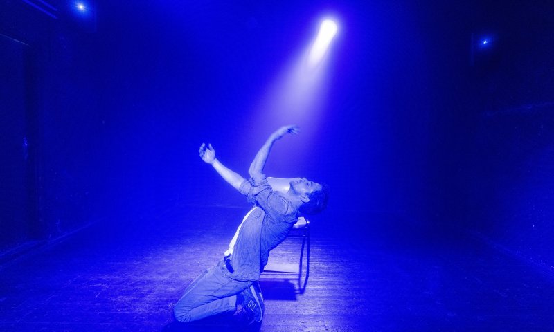 שנתיים אחרי ה-7.10: ההצגה על הכיסאות הריקים חוזרת