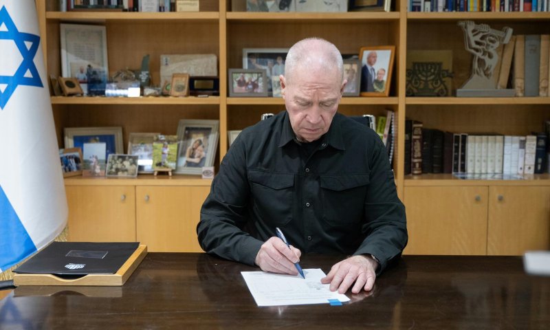 גלנט קבע: הבנק של חיזבאללה יוכרז כארגון טרור