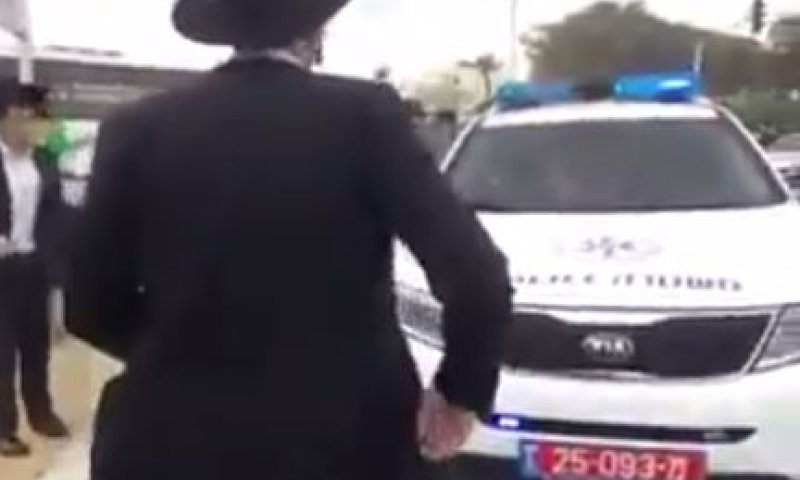 צפו בפאדיחה של המשטרה: כך נמלטו עצורים חרדים מהניידת