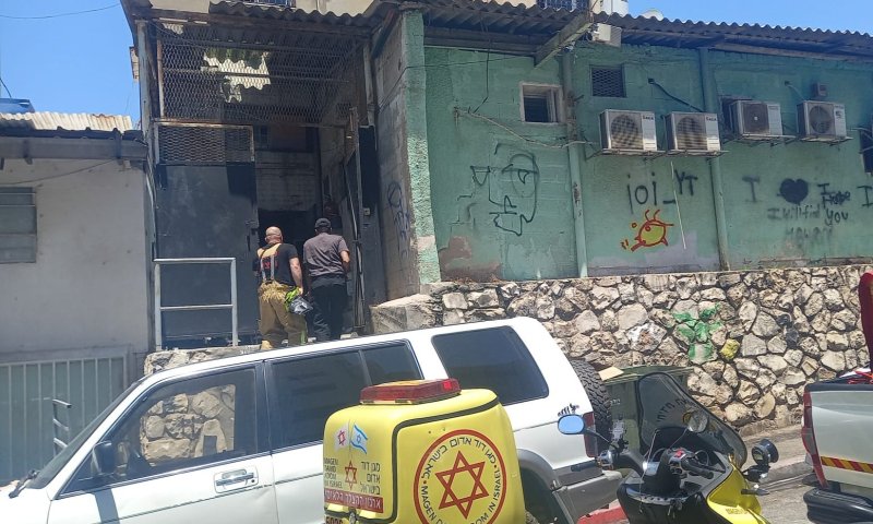 בן 30 מונשם לאחר שקפץ מגג עקב שריפה בביתו