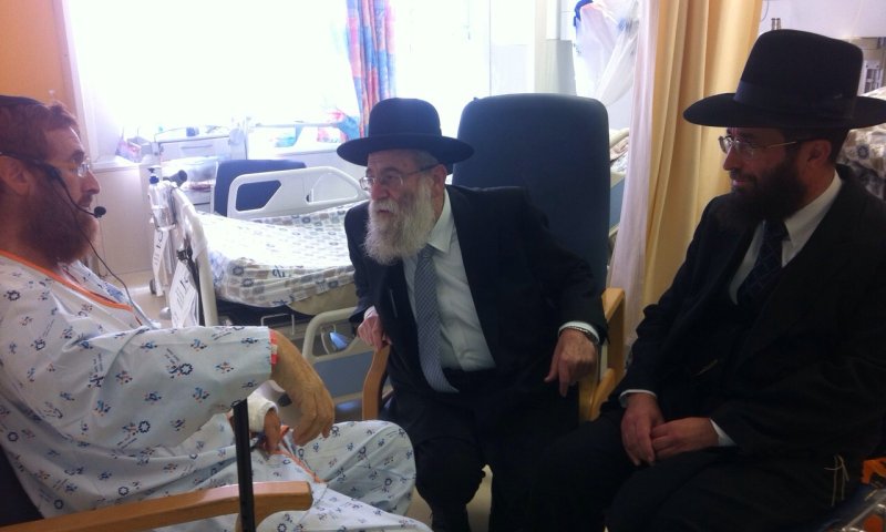 הרב שטרן התרגש לראות את יהודה גליק על הרגליים