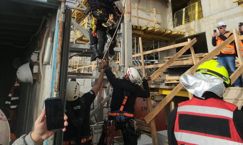 תיעוד: חילוץ מפעיל עגורן שנפצע כשטיפס בגבעת זאב