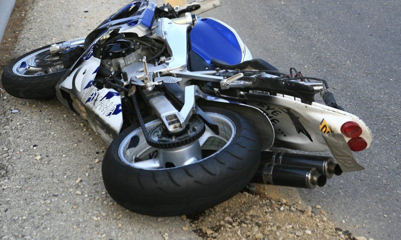 הרים גלגל והתרסק עם האופנוע בכביש 16. צפו