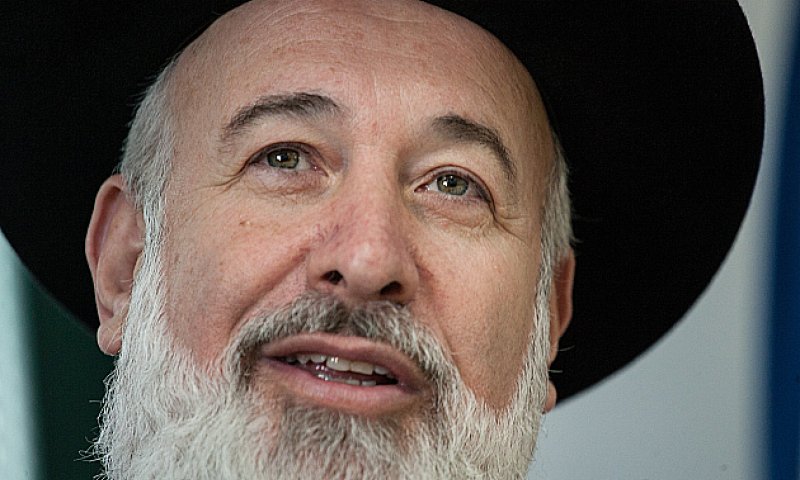 לבד: אף אחד לא תומך ברב מצגר