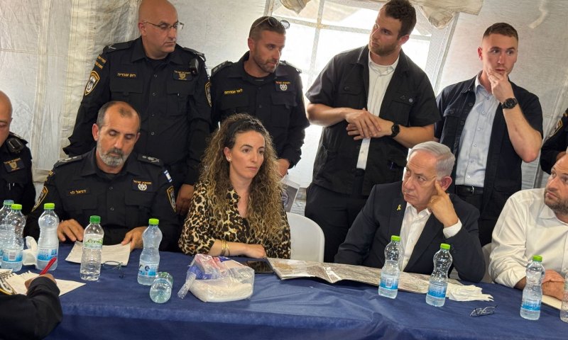 למרות כאבי הגב, נתניהו הגיע לחפ"ק השריפה בבית שמש