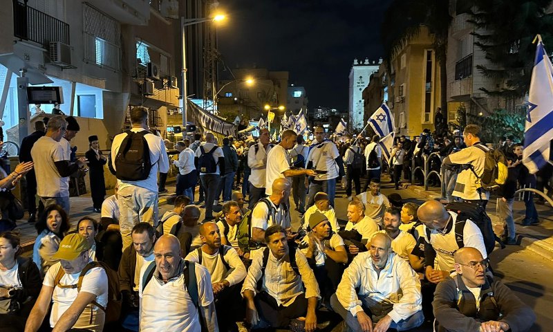 המאבק לשוויון בנטל: מאות מפגינים ליד ביתו של גפני