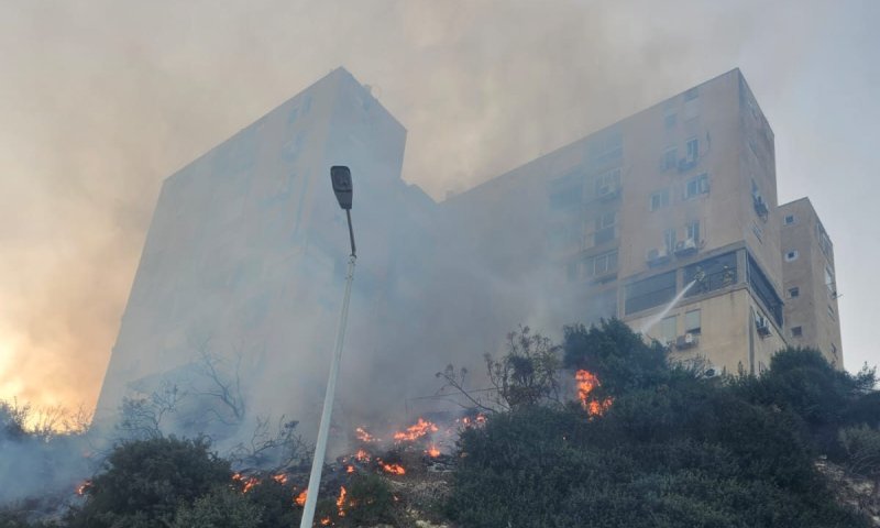 שריפה נרחבת פרצה בחיפה, 9 צוותי כיבוי במקום