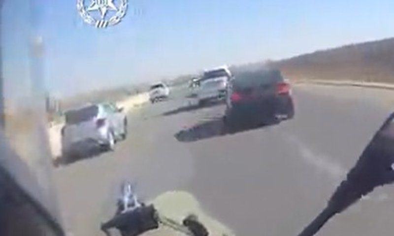 באופנוע וברגל: מרדף דרמטי בכבישי הדרום. צפו