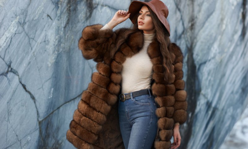 הסתיו כבר כאן ואיתו הגשם: איך ללבוש מעיל בסטייל