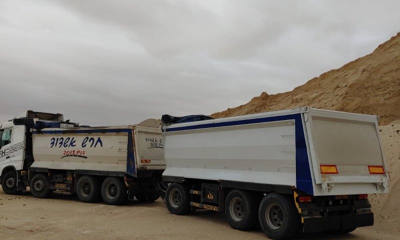 צפו: מרדף אחרי משאיות שגנבו חול במיליונים