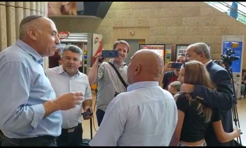 צפו: מוטי יוגב לח"כים הערבים בנתב"ג &ndash; "החוצה!"