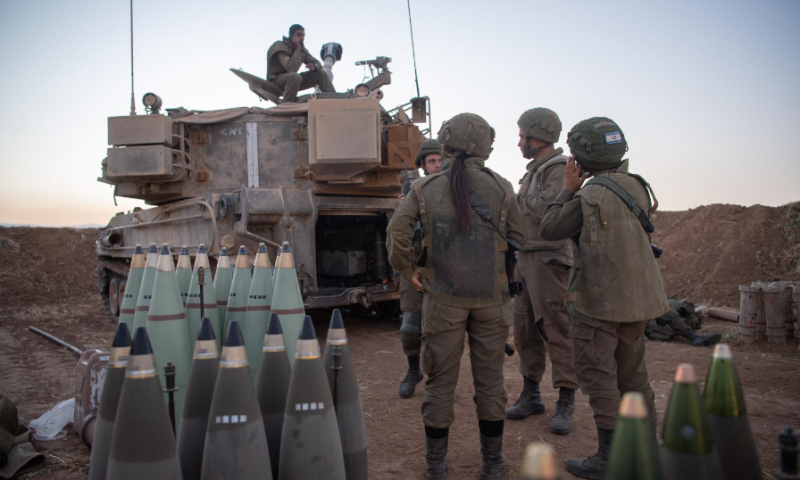 בשידור חי: פגז פגע סמוך לצוות הטלוויזיה. צפו