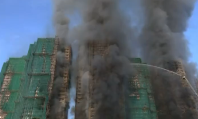 השריפה הקשה בהונג קונג: לפחות 55 הורגים ומאות פצועים